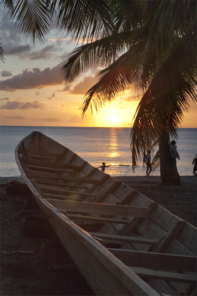 MARFR071231_FDF_Barque au coucher de soleil sur Madiana600.jpg